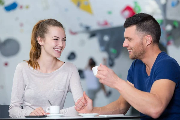 Jeune Couple Prenant Café Dans Salle Gym Escalade — Photo