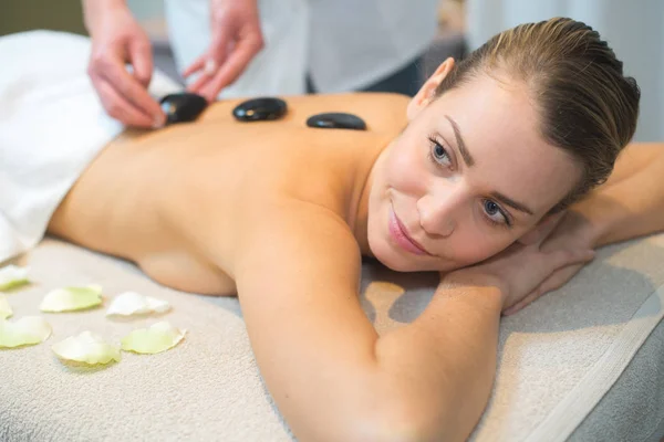 Mulher Bonita Ter Massagem Pedra Quente Spa — Fotografia de Stock