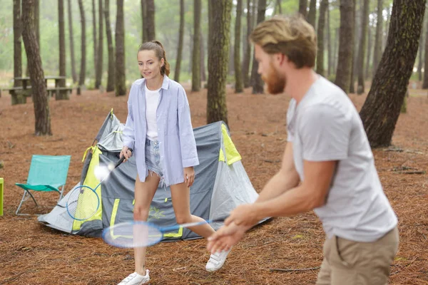 Casal Viagem Acampamento Jogando Badminton — Fotografia de Stock