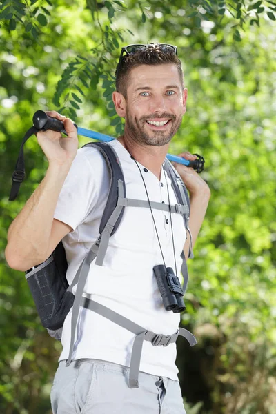 Mannelijke Wandelaar Kijkt Naar Zijkant Wandelen Het Bos — Stockfoto