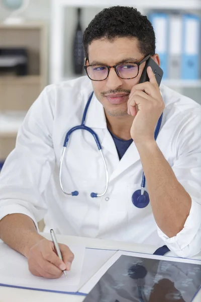 Jovem Médico Está Telefone — Fotografia de Stock