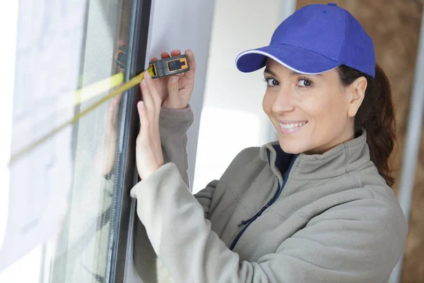 Female Worker Measures Window — Stock Photo, Image