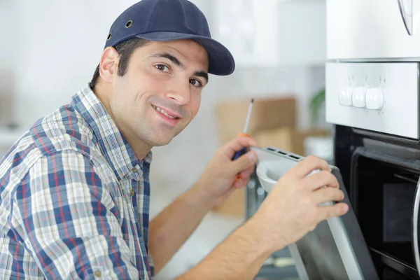 Hombre Reparando Horno Doméstico Cocina — Foto de Stock