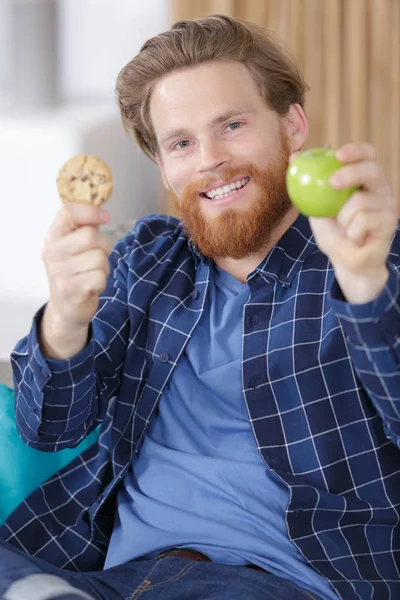 Glücklicher Mann Mit Einem Apfel Und Einem Kuchen — Stockfoto