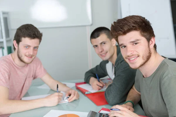 Retrato Tres Estudiantes Varones Sentados Escritorio —  Fotos de Stock
