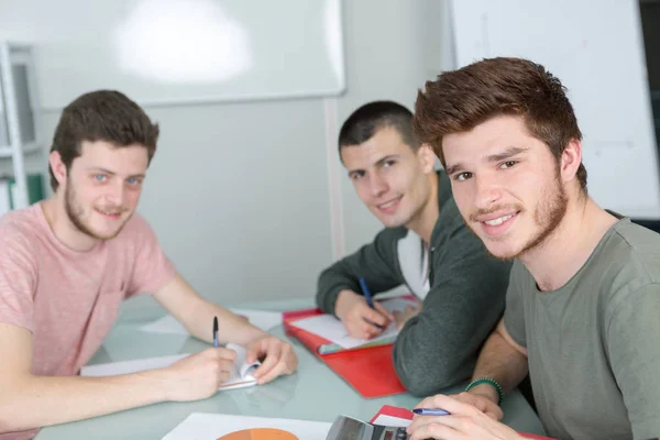 Portrét Tří Studentů Mužského Pohlaví Sedících Stolem — Stock fotografie