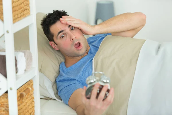 Man Laat Bed Met Een Alarm — Stockfoto