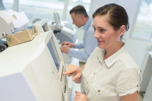 Femme Travaillant Sur Une Machine Industrielle — Photo