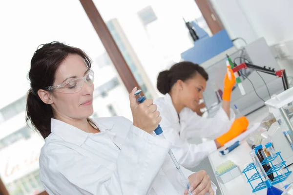 Kvinnlig Forskare Som Gör Experiment Labb — Stockfoto