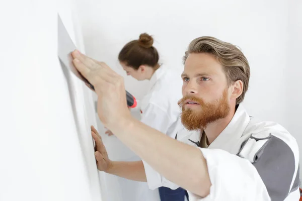 Man Die Een Muur Uitlijnt Met Spatel — Stockfoto