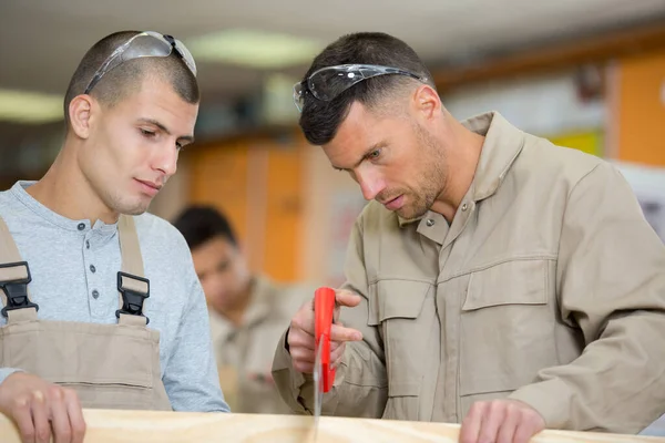 Tischlermann Und Lehrling Lernen — Stockfoto