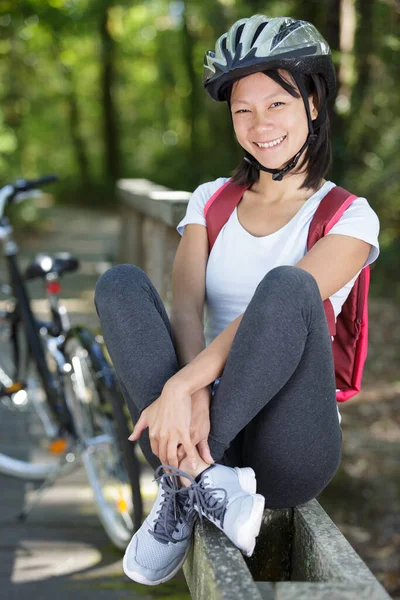 Mountainbiken Vrouw Met Fiets Geniet Zomervakantie — Stockfoto