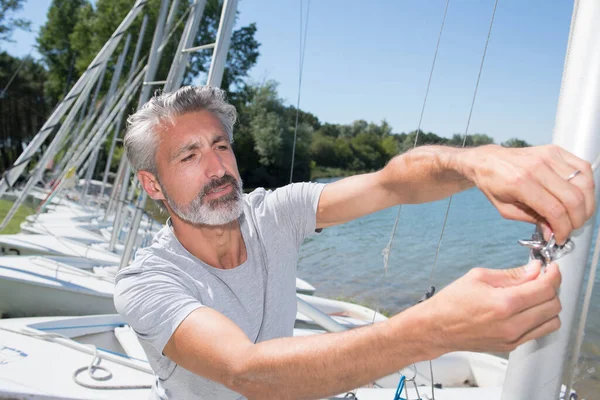 Attraktiv Medelålders Man Förbereda Sport Segelbåt — Stockfoto