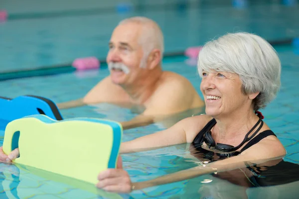 Seniorenpaar Übt Mit Schwimmern Schwimmbad — Stockfoto