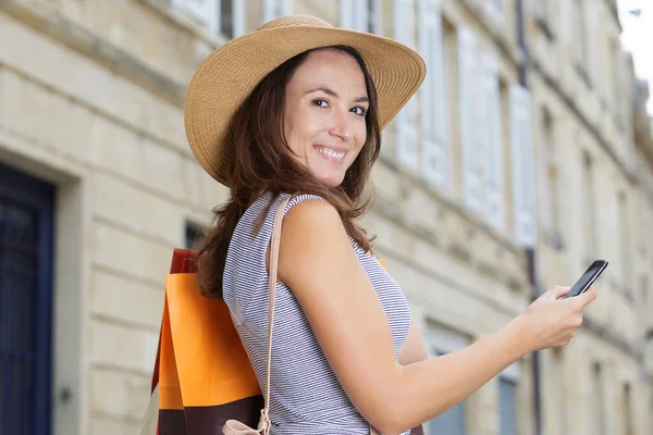 Zufriedene Shopperin Die Mit Dem Handy Einkauft — Stockfoto