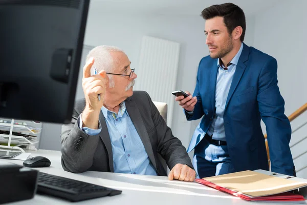 Dos Hombres Negocios Mirando Pantalla Del Ordenador Portátil Oficina —  Fotos de Stock