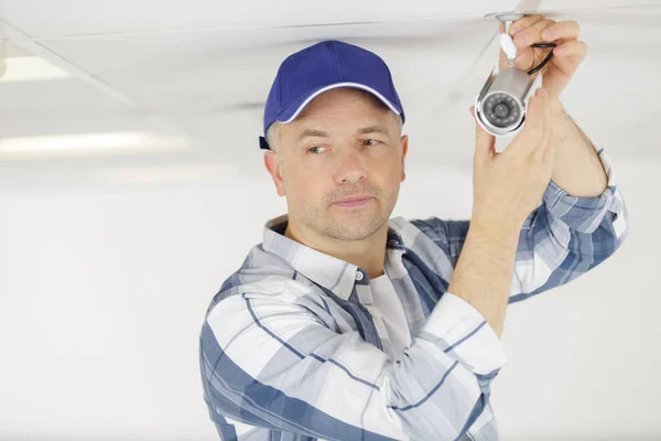 Técnico Trabalhador Instalar Câmera Vigilância Por Vídeo Parede — Fotografia de Stock