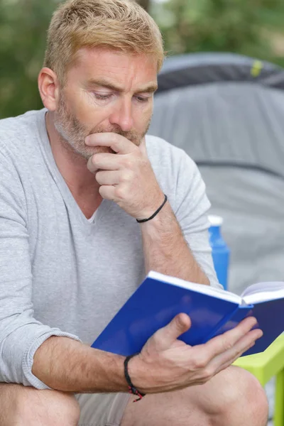 Turista Che Legge Libro Nella Foresta — Foto Stock