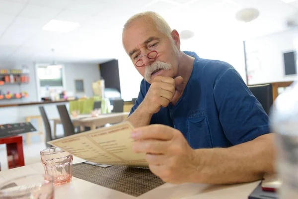 Portret Van Gelukkig Senior Man Zitten Cafe — Stockfoto