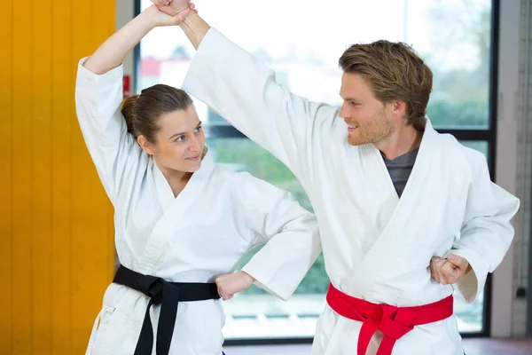 Muž Žena Dělají Karate — Stock fotografie