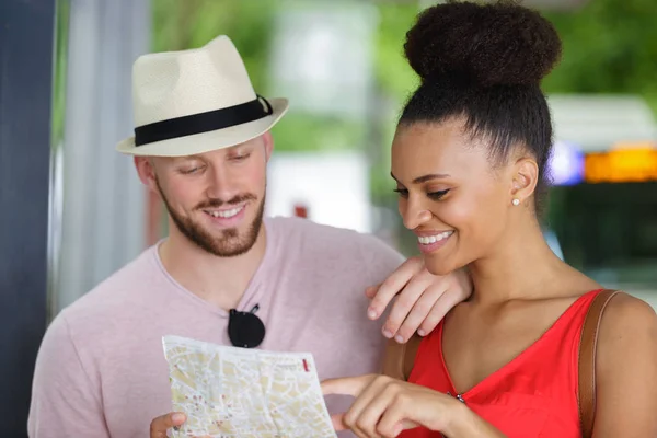 Young Tourists Looking Map — Stock Photo, Image