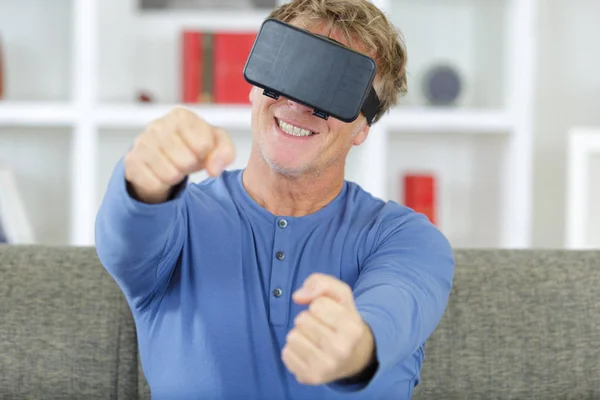 Volwassen Man Met Virtuele Headset — Stockfoto