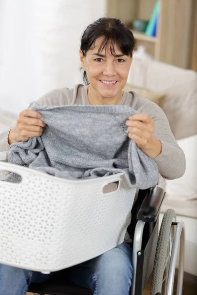 Mujer Feliz Madura Silla Ruedas Con Una Cesta Lavandería —  Fotos de Stock