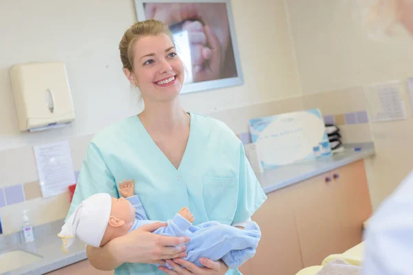 Krankenschwester Hält Neugeborenes Mutterleib — Stockfoto