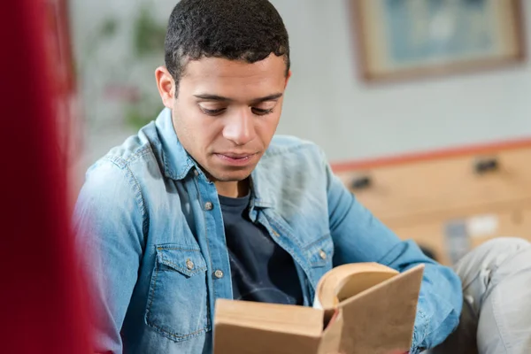 Ein Junger Mann Und Ein Buch — Stockfoto