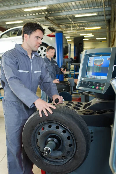 Neumático Control Mecánico Automóviles Garaje —  Fotos de Stock
