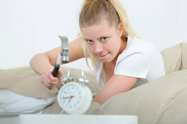 Frau Zielt Mit Hammer Auf Wecker — Stockfoto