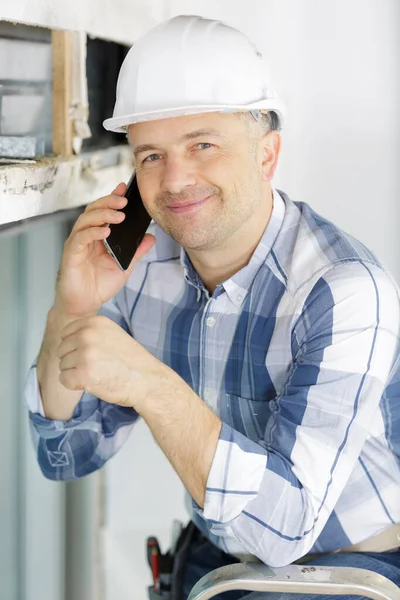 Leende Förman Pratar Mobiltelefon — Stockfoto