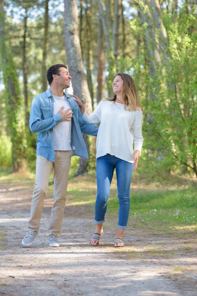 Coppia Felice Una Passeggiata Nella Foresta — Foto Stock