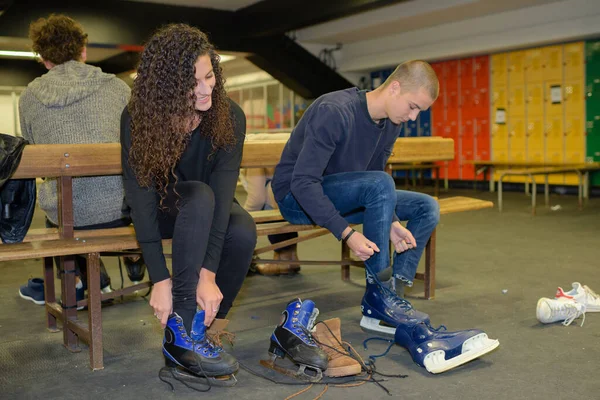 Jovem Casal Colocando Sapatos Skate — Fotografia de Stock