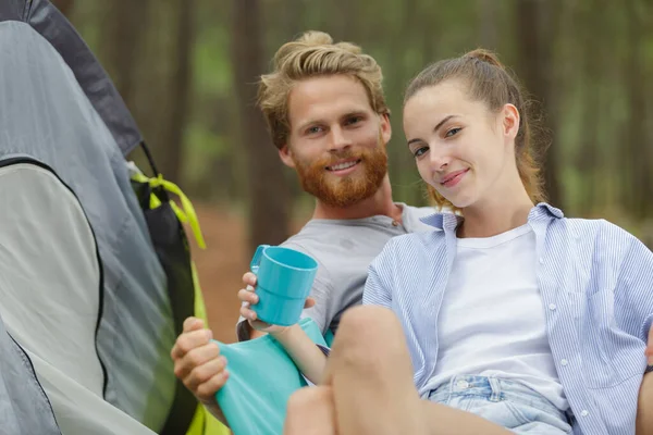 Pareja Joven Posando Campamento Forestal — Foto de Stock