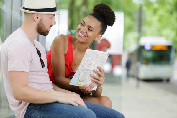 Jovem Casal Procurando Direções Mapa — Fotografia de Stock