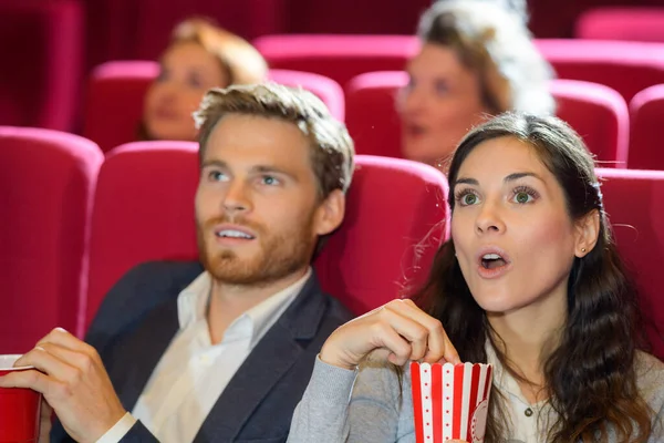 Amigos Asustados Viendo Película Sentados Junto Con Palomitas Maíz — Foto de Stock