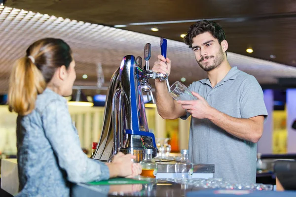 Pincér Italt Készít Egy Női Vevőnek — Stock Fotó