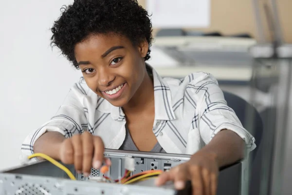 Jovem Mulher Feliz Corrigir Componente Centro Serviço — Fotografia de Stock