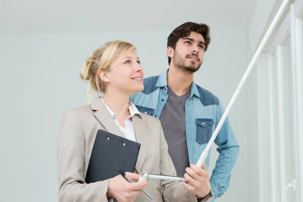 Fastighetsmäklare Med Potentalkunder — Stockfoto