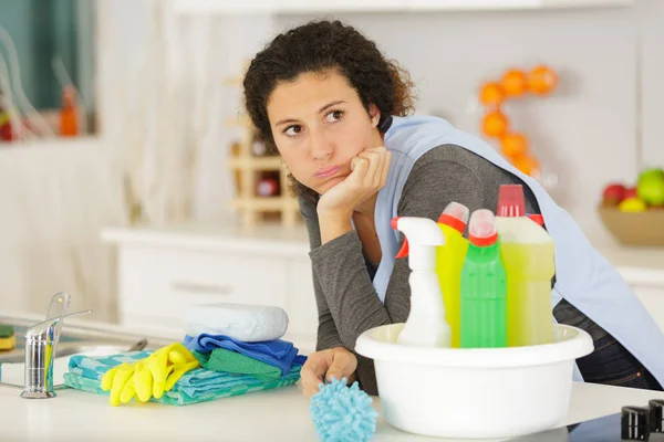 Huisvrouw Moe Van Het Schoonmaken — Stockfoto