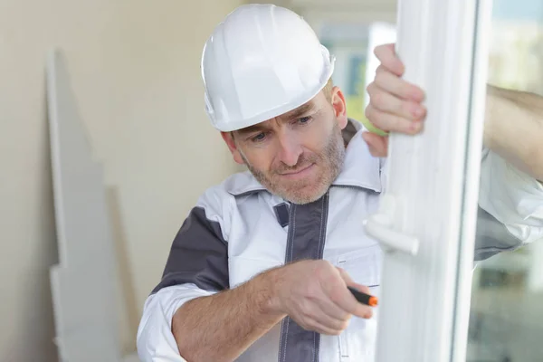 Hombre Ajustando Nuevas Ventanas Pvc — Foto de Stock