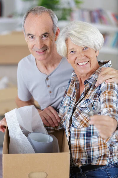 Pareja Ancianos Mostrando Nuevas Casas Clave — Foto de Stock