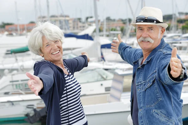 Älteres Ehepaar Zeigt Offene Arme Meer — Stockfoto