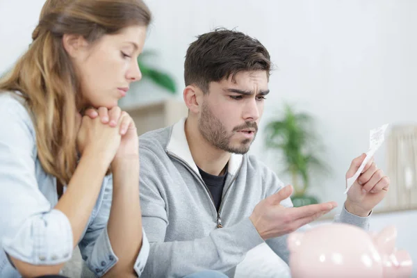 Mooie Paar Thuis Zitten Kijken Hun Financiën Problemen — Stockfoto