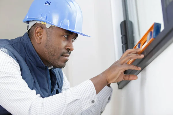 Man Använder Vattenpass Fönsterinstallation — Stockfoto