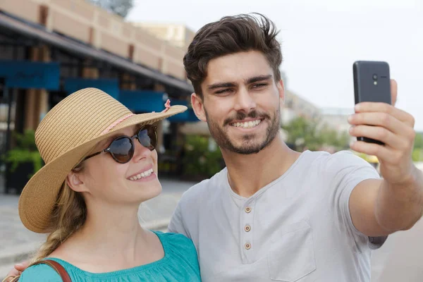 Młody Couplet Biorąc Selfie Przed Stacją — Zdjęcie stockowe