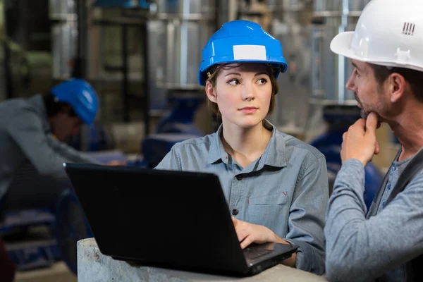 Industriële Fabrieksarbeiders Met Laptop Helm — Stockfoto