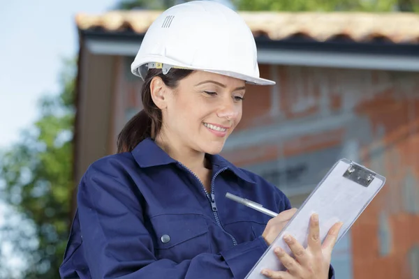 Een Vrouwelijke Ingenieur Met Klembord — Stockfoto