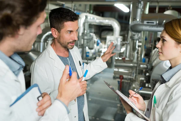 Lavoratori Camici Che Lavorano Una Fabbrica — Foto Stock